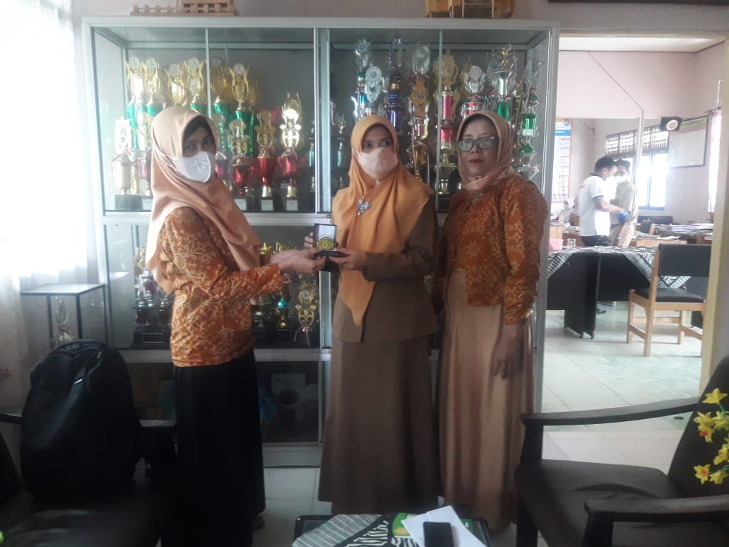 FKIP Univ. Achmad Yani Banjarmasin Melaksanakan PKM dan Sosialisasi di SMA Wanaraya dan SMA Belawang