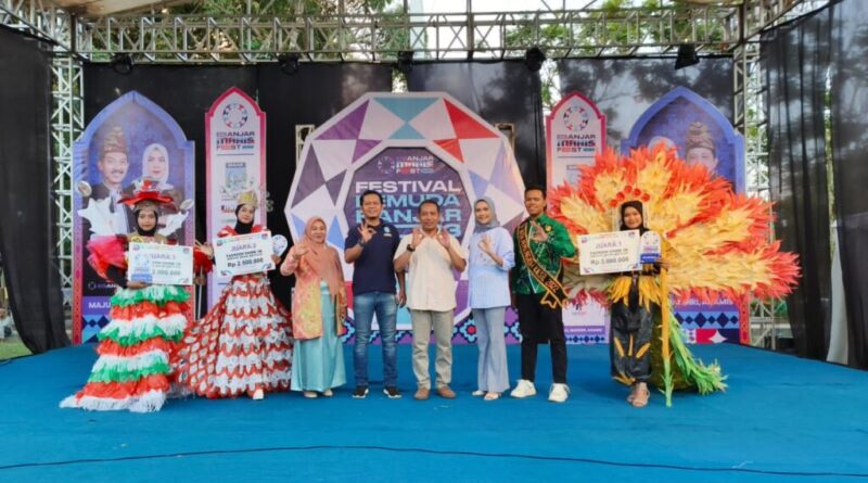 “Mahasiswi Universitas Achmad Yani Banjarmasin Raih Juara I dalam Lomba Fashion Show 3R di Banjar Manis Fest 2023”